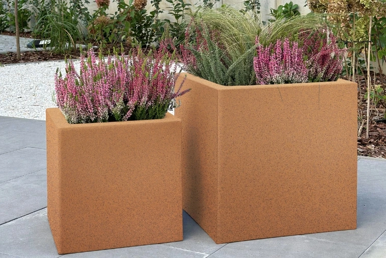 Duże kwadratowe donice ogrodowe Monumo Pixel Pot efekt stalowej rdzy